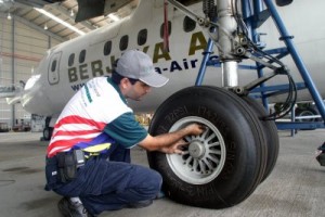 aircraft maintenance, credit: http://4.bp.blogspot.com/_cH6cm3SrS94/SWHBzHpsILI/AAAAAAAABBw/GVZRmdCZPQg/s400/NT2610ZT35.JPG